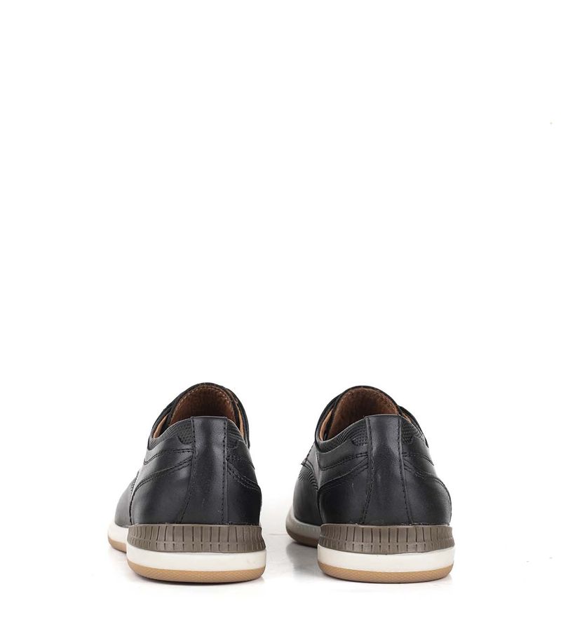 Zapatos urbanos con recortes de cuero negro