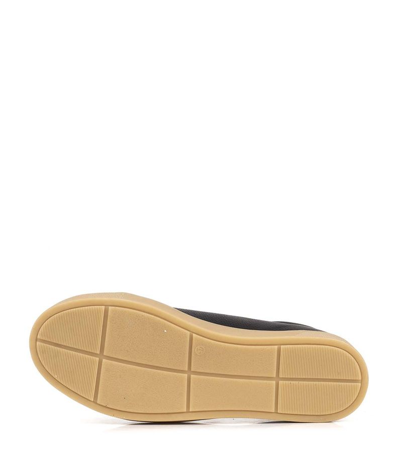 Zapatillas de cuero con base caramelo en negro