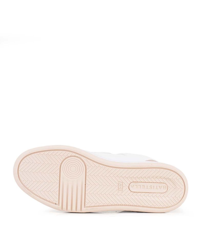 Zapatillas urbanas de símil cuero en blanco y nude