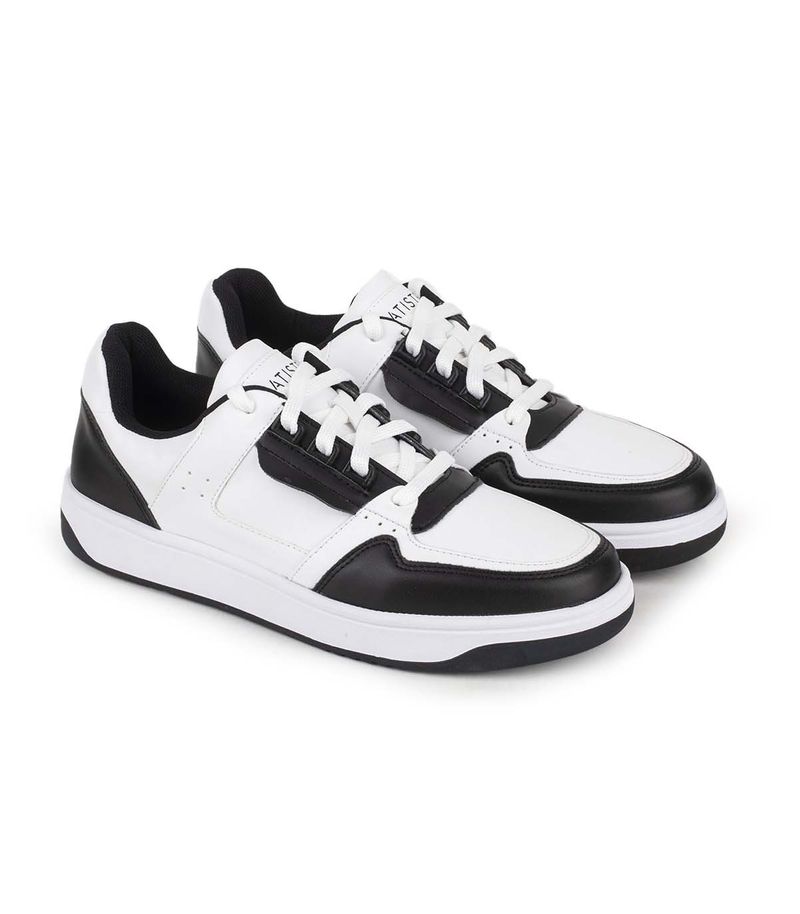Zapatillas urbanas de símil cuero en negro combinado