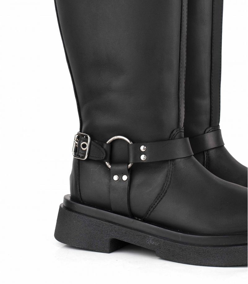 Botas altas tipo motera con herraje en cuero negro