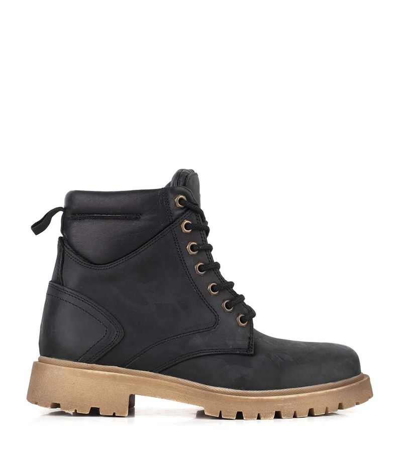Borcegos de cuero negro estilo alpino.