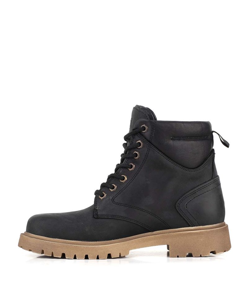 Borcegos de cuero negro estilo alpino.