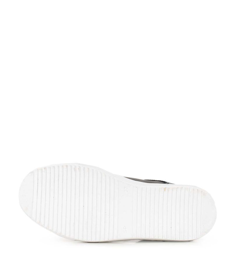 Zapatillas urbanas en simil cuero negro y peltre