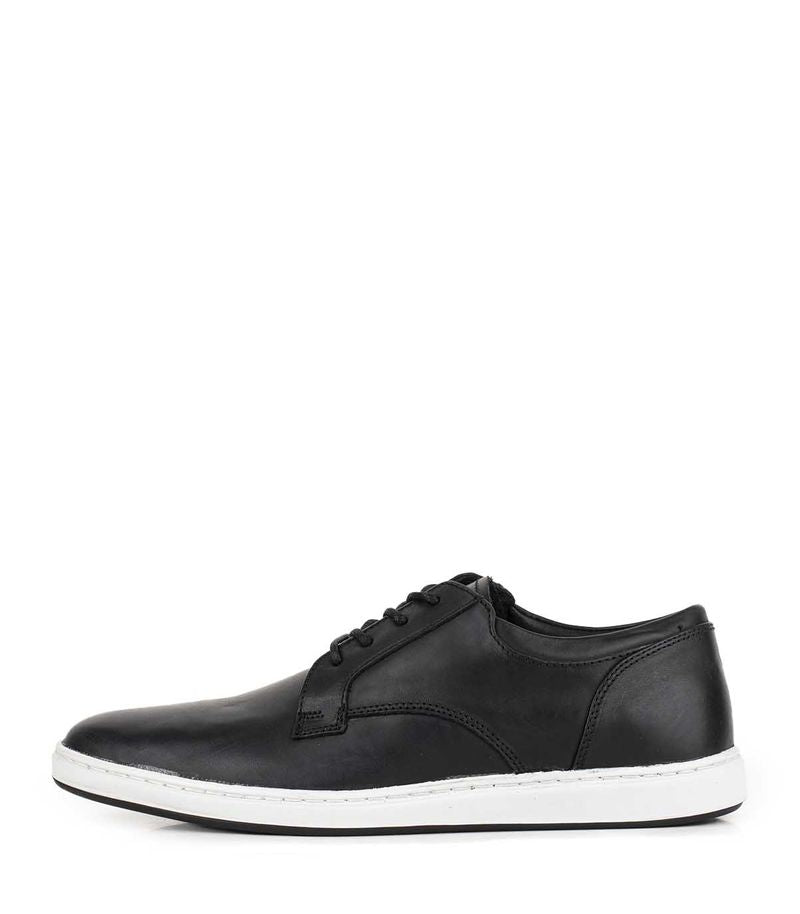 Zapato urbano de cuero negro con base blanca