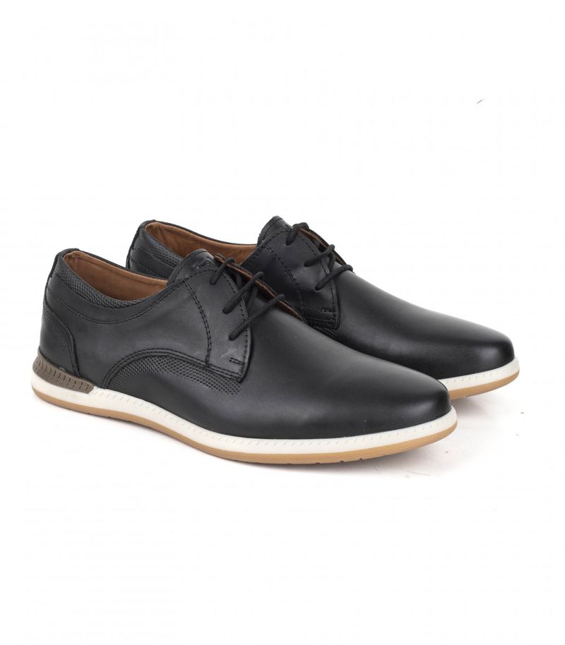 Zapatos urbanos con recortes de cuero negro