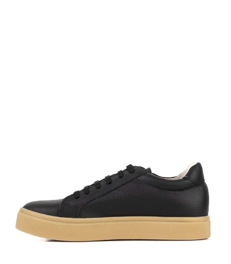 Zapatillas de cuero con base caramelo en negro