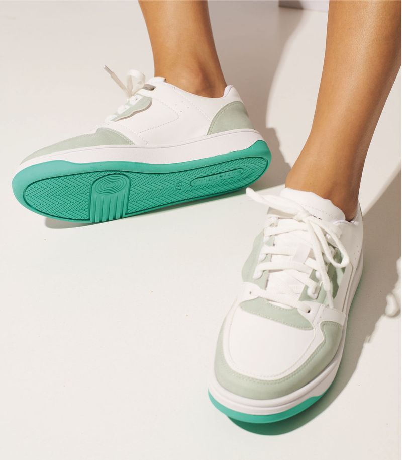 Zapatillas urbanas de símil cuero en blanco aqua