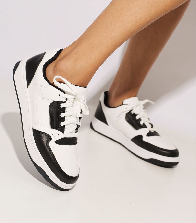 Zapatillas urbanas de símil cuero en negro combinado