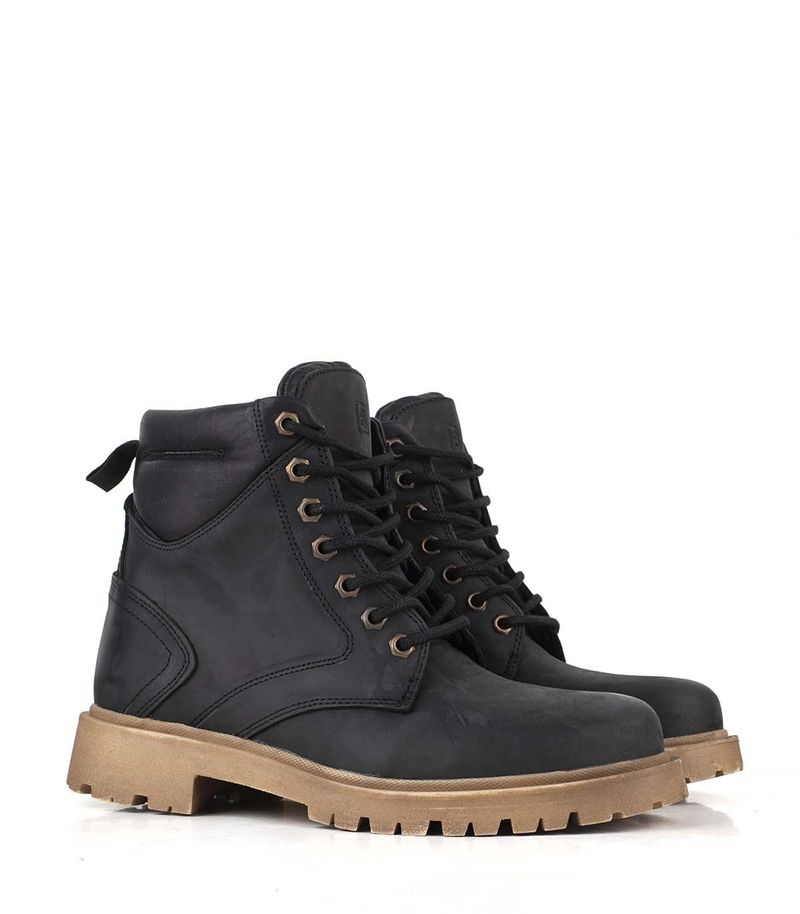 Borcegos de cuero negro estilo alpino.