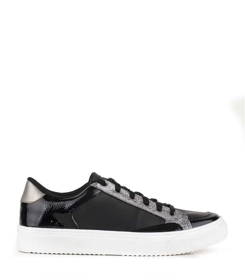 Zapatillas urbanas en simil cuero negro y peltre