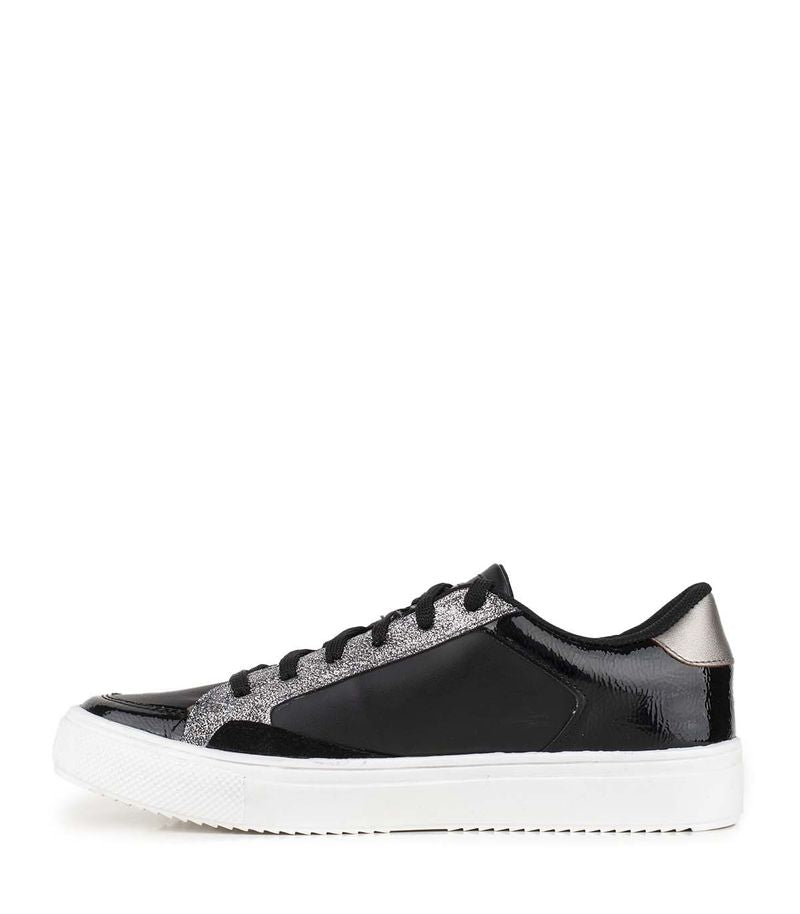 Zapatillas urbanas en simil cuero negro y peltre