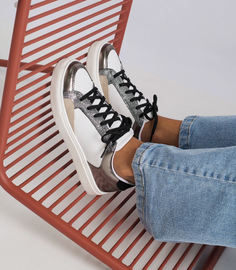 Zapatillas urbanas en símil cuero blanco combinado