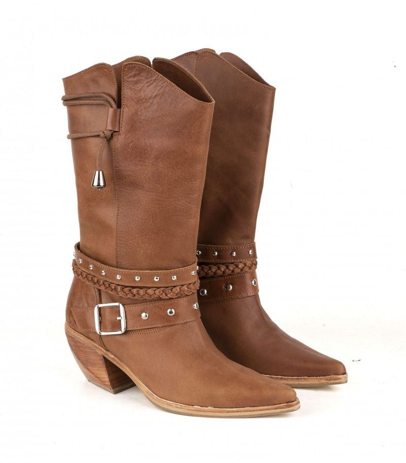 Botas texanas de cuero suela con detalles de tiras y taco medio