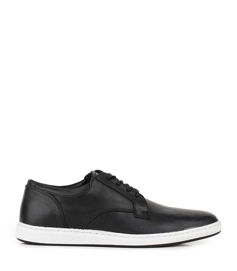 Zapato urbano de cuero negro con base blanca