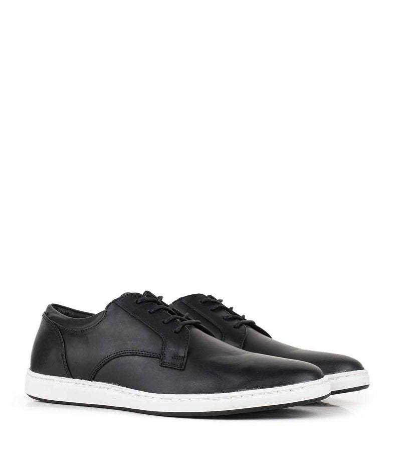 Zapato urbano de cuero negro con base blanca